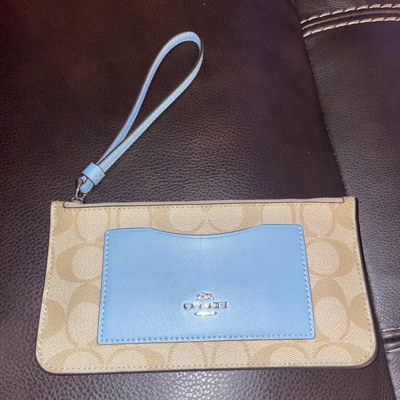 Coach Handbags - Coach wristlet like new!